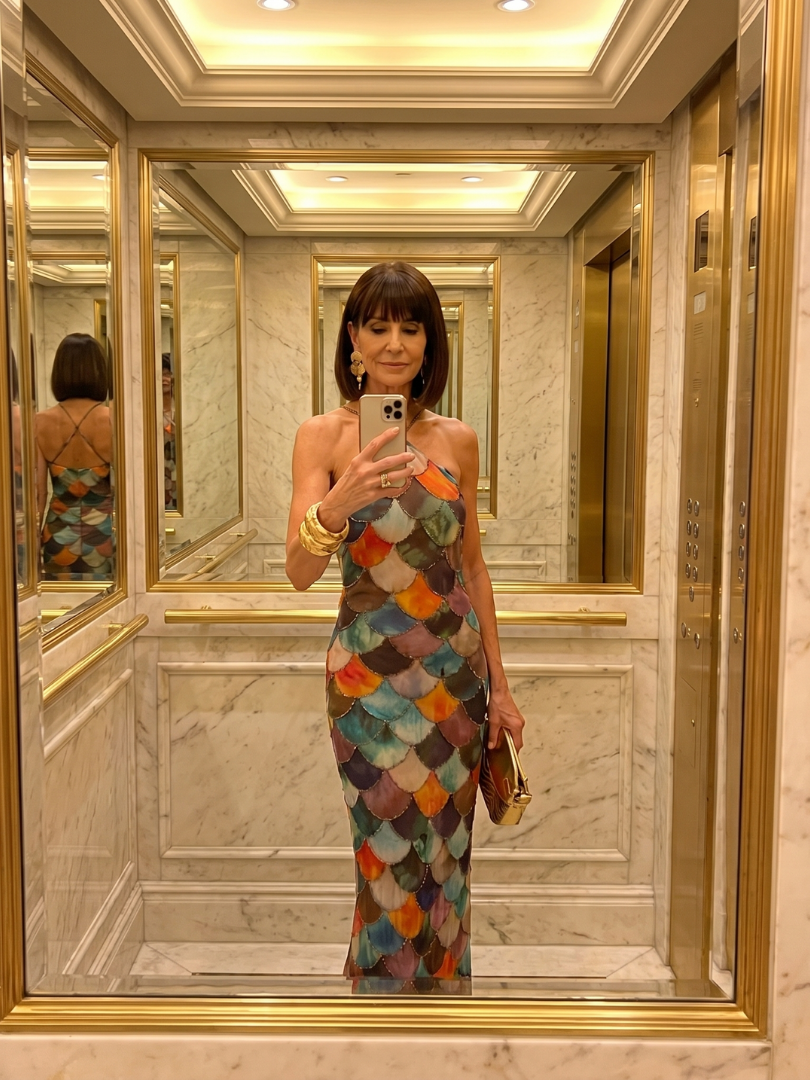Fitted sleeveless maxi dress with halter neckline and multicolor scale print